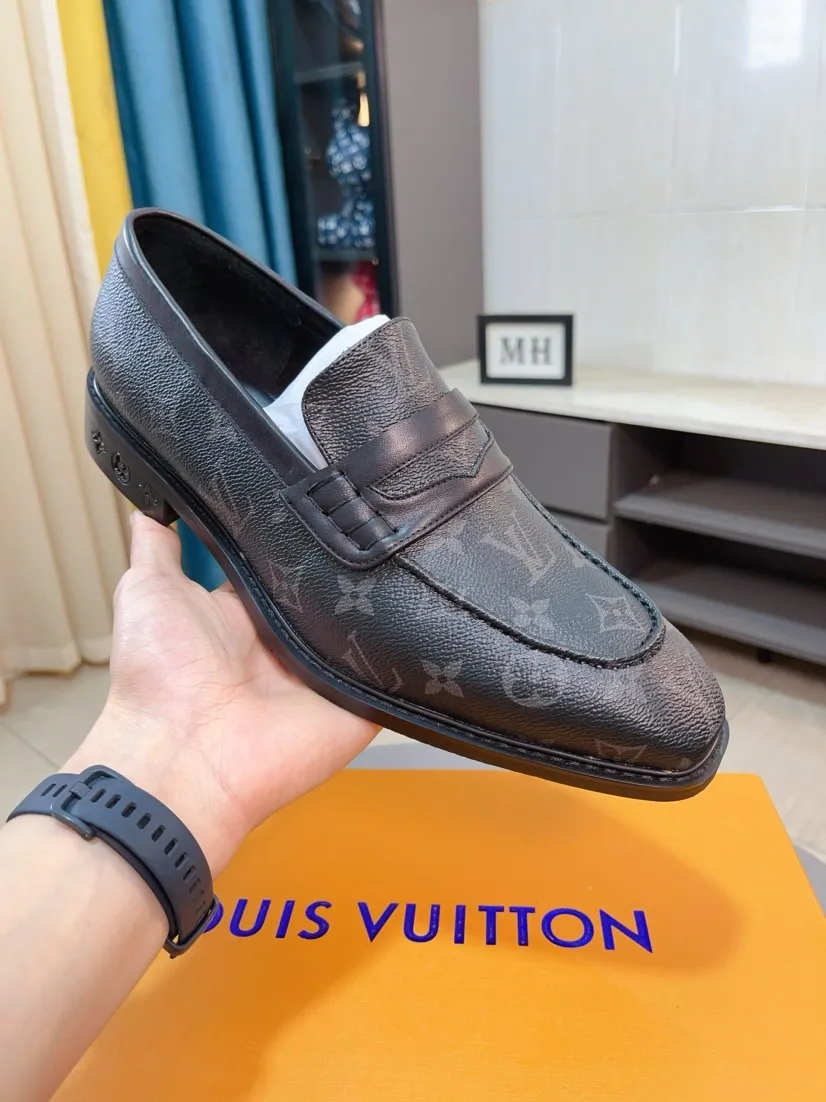 Ex-factory price 720🌹🌹High version [LV] Louis Vuitton's popular casual leather shoes🎖Fashionable and elegant🎖🎖Material: Original imported open-edge beaded cowhide, washed cowhide leather lining, original open-molded rubber outsole, high-end and classy, ​​elegant quality, instantly transforming into a handsome man ❤❤Standard\nNumber: 38-44